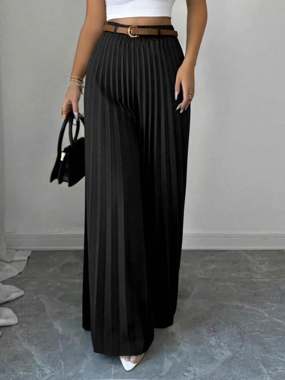 Black Elegant Women's Minimalist Pleated Casual Pants - Picture 3 of 7
